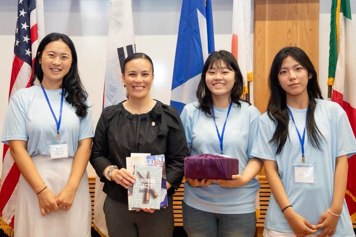 [전남광주=뉴시스] 전남광주통합특별시는 광주권 청소년 대표들이 자매도시인 미국 샌안토니오에서 열린 '샌안토니오 자매도시 청소년 정상회의'에 참석했다고 30일 밝혔다. (사진 왼쪽부터) 광주국제교류센터 이보람 국제교류팀장, 샌안토니오 지나 오르티즈 존스 시장, 지역 청소년 대표 이채원 학생, 최서현 학생. (사진=전남광주시 제공) 2026.07.30. photo@newsis.com *재판매 및 DB 금지