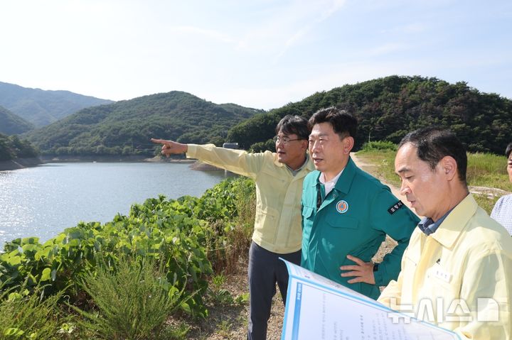 [포항=뉴시스] 지난 29일 박용선(가운데) 시장이 포항시 남구 항사댐 건설 예정지를 방문해 현장 점검을 하고 있다. (사진=포항시 제공) 2026.07.30. photo@newsis.com