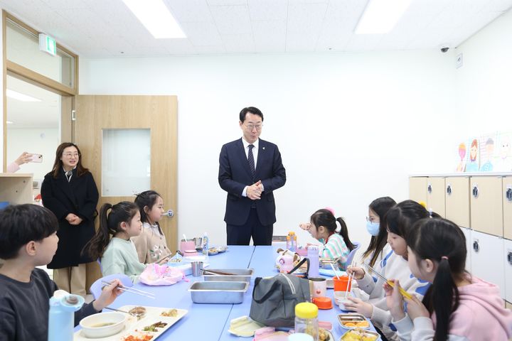 [화성=뉴시스] 정명근 경기 화성시장이 다함께돌봄센터에서 아이들에게 인사를 하고 있다. (사진=화성시 제공) 2026.07.30. photo@newsis.com *재판매 및 DB 금지