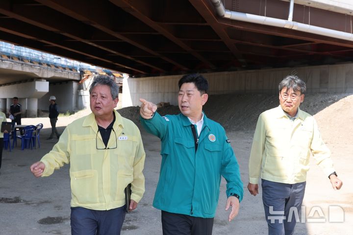 [포항=뉴시스] 지난 29일 박용선(가운데) 시장이 포항시 남구 냉천교 수해 복구 현장을 점검하고 있다. (사진=포항시 제공) 2026.07.30. photo@newsis.com