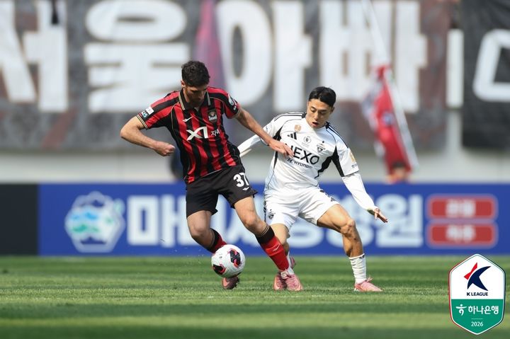 [서울=뉴시스] 프로축구 K리그1 FC서울의 로스, 전북 현대의 이동준. (사진=한국프로축구연맹 제공) *재판매 및 DB 금지
