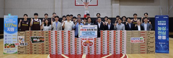 [창원=뉴시스]농협 경남본부·LG세이커스, 초록우산 경남본부에 농축산물 기부.2026.07.30.photo@newsis.com *재판매 및 DB 금지