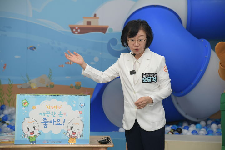 [서울=뉴시스] 오유경 식품의약품안전처 처장은 30일 평택시급식관리지원센터에서 희귀질환 단체와 급식 관련 기관 관계자들이 참석한 가운데 현장 소통 간담회를 개최했다. 또 이날 유경 처장은 간담회에 앞서 평택시급식관리지원센터 식생활체험관을 방문해 평택시 소재 어린이집 소속 어린이 18명을 대상으로 올바른 손씻기 교육을 열었다. (사진=식약처 제공) 2026.07.30. photo@newsis.com *재판매 및 DB 금지
