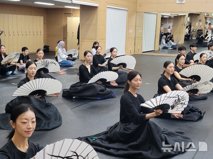  [서울=뉴시스]최희정 기자= 30일 서울 종로구 세종문화회관에서 진행된 '세종 백스테이지 투어' 관람객들이 서울시무용단 연습실에서 춤동작을 따라하고 있다. 2026.07.30. dazzling@newsis.com