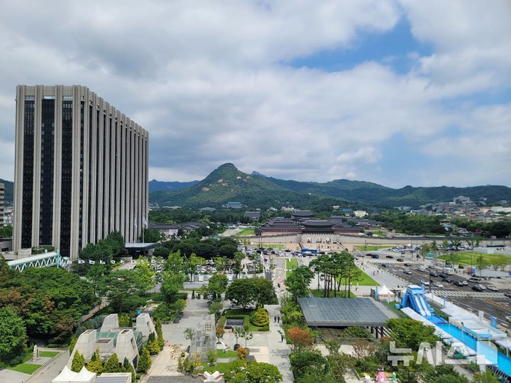  [서울=뉴시스]최희정 기자= 30일 서울 종로구 세종문화회관에서 '세종 백스테이지 투어'가 열렸다. 사진은 마지막 견학 코스인 옥상 전망대에서 시내를 내려다본 모습. 2026.07.30. dazzling@newsis.com
