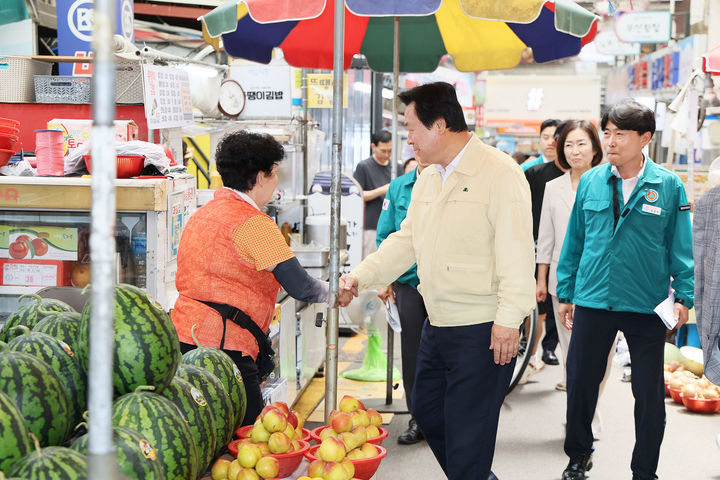 [창원=뉴시스] 강경국 기자 = 강기윤 경남 창원시장이 30일 오후 반송시장을 찾아가 상인들과 인사를 하고 있다. (사진=창원시청 제공). 2026.07.30. photo@newsis.com *재판매 및 DB 금지