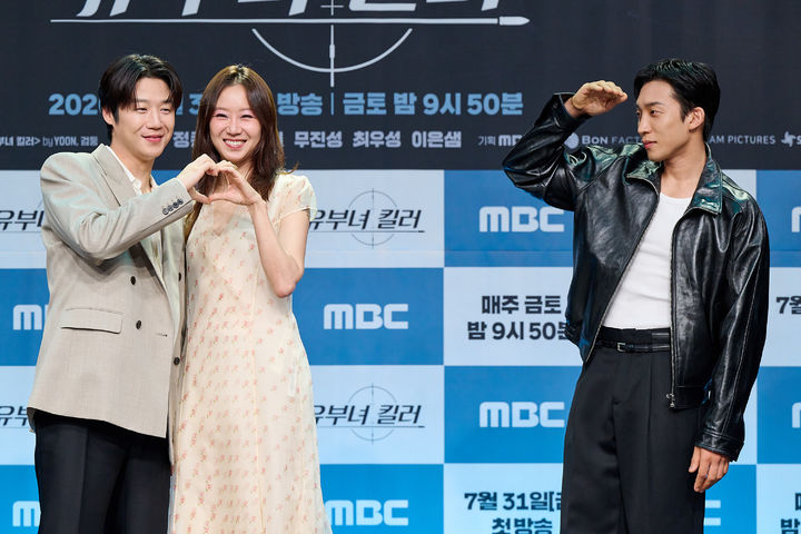 [서울=뉴시스] 배우 정준원, 공효진, 이상이가 30일 서울 상암동 MBC 골든마우스홀에서 열린 새 금토드라마 '유부녀 킬러' 제작발표회에서 포즈를 취하고 있다. (사진=MBC 제공) 2026.07.30. photo@newsis.com *재판매 및 DB 금지