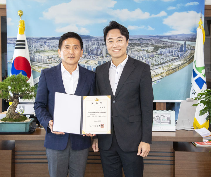 [서울=뉴시스]김경대(오른쪽) 용산구청장이 29일 구청장실에서 열린 정비사업 갈등관리조정관 위촉식에서 위촉장을 수여한 뒤 기념촬영을 하고 있다. (사진=용산구 제공) 2026.07.30. photo@newsis.com *재판매 및 DB 금지
