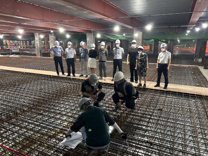 [서울=뉴시스] G3 서울플랜 기획위원회 안전·환경분과 위원들이 지난 29일 서울 중구 서울역 북부역세권 개발사업 현장에서 바닥 구조물의 철근 배치 상태를 촬영·점검하고 있다. (사진=서울시 제공) 2026.07.31. photo@newsis.com *재판매 및 DB 금지