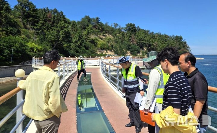 [포항=뉴시스] 경북 포항시는 해상 인도교 '보릿돌교' 교량 일부 붕괴 사고와 관련해 30일 관광객과 시민이 많이 찾는 해상스카이워크에서 긴급 안전 점검을 하고 있다. (사진=포항시 제공) 2026.07.30. photo@newsis.com