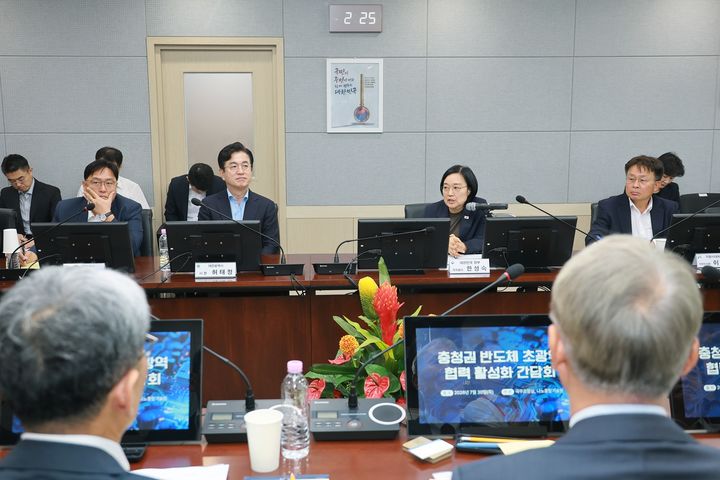 [대전=뉴시스] 허태정 대전시장이 30일 오후 나노종합기술원(KAIST)에서 열린 '충청권 반도체 초광역 협력 간담회'에 참석해 한성숙 국무총리에게 '국가 반도체 종합 연구소'의 대전 구축을 공식 건의했다. (사진=대전시 제공) 2026.07.30. photo@newsis.com *재판매 및 DB 금지