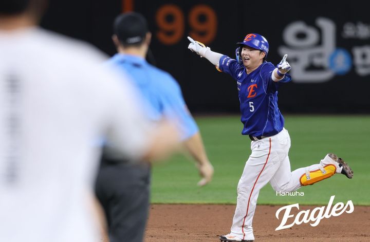 [서울=뉴시스] 프로야구 한화 이글스 이도윤이 30일 대전 한화생명볼파크에서 열린 2026 신한 쏠 KBO리그 롯데 자이언츠와의 경기에서 끝내기 안타를 치고 있다. (사진=한화 이글스 제공) 2026.07.30. *재판매 및 DB 금지