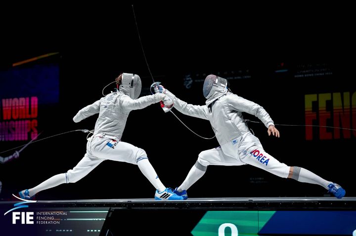 [서울=뉴시스] 한국 남자 펜싱 사브르 대표팀이 30일 홍콩에서 열린 2026 세계선수권대회 단체전 결승에서 프랑스와 겨루고 있다. (사진=국제펜싱연맹 공식 SNS 캡처) 2026.07.30. *재판매 및 DB 금지