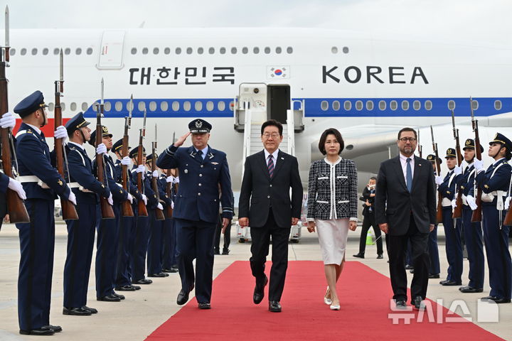 [산티아고=뉴시스] 김진아 기자 = 칠레를 공식 방문한 이재명 대통령과 김혜경 여사가 29일(현지 시간) 칠레 산티아고 국제공항에 도착해 이동하고 하고 있다. 2026.07.30. bluesoda@newsis.com