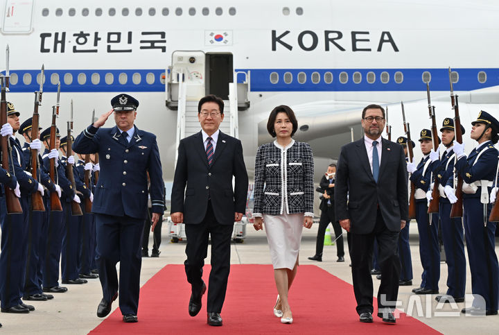 [산티아고=뉴시스] 김진아 기자 = 칠레를 공식 방문한 이재명 대통령과 김혜경 여사가 29일(현지 시간) 칠레 산티아고 국제공항에 도착해 이동하고 하고 있다. 2026.07.30. bluesoda@newsis.com