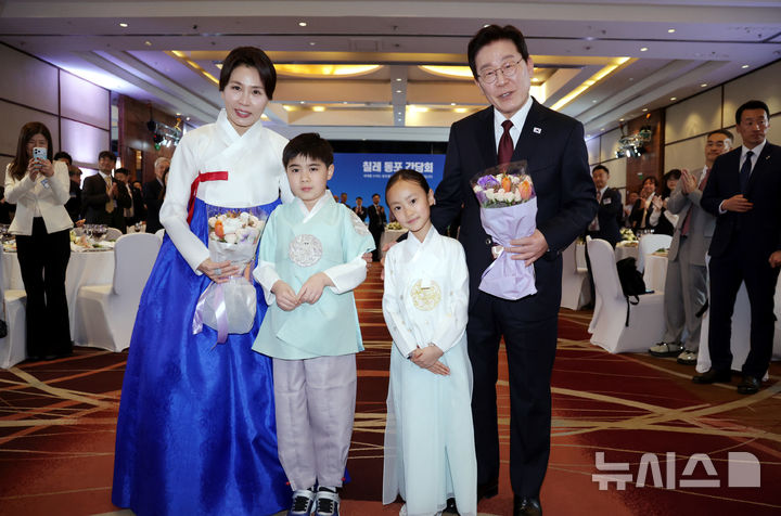[산티아고=뉴시스] 김진아 기자 = 이재명 대통령과 김혜경 여사가 29일(현지 시간) 칠레 산티아고 한 호텔에서 열린 동포 만찬 간담회에서 화동과 기념촬영을 하고 있다. 2026.07.30. bluesoda@newsis.com