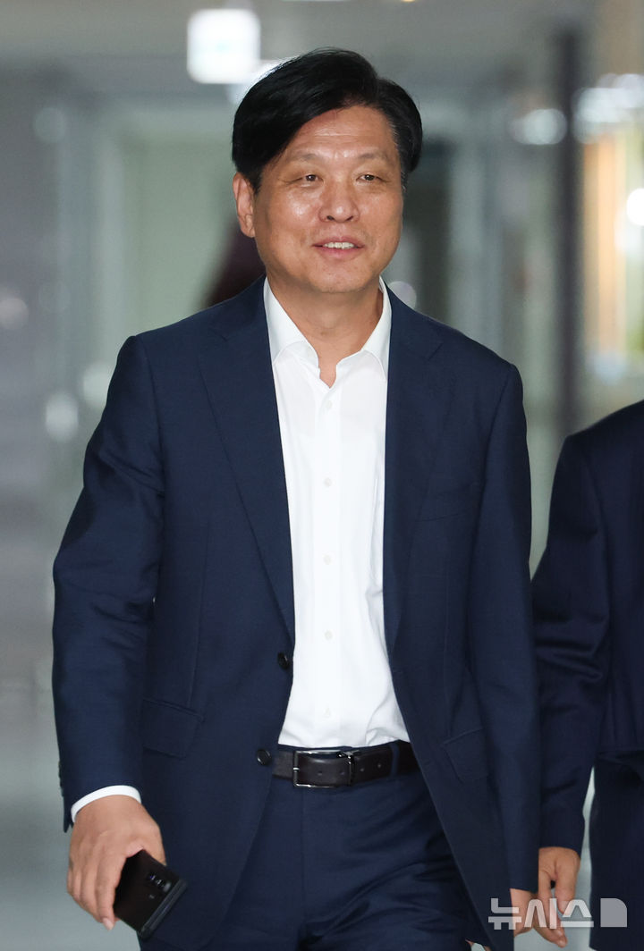 [서울=뉴시스] 김근수 기자 = 조승래 민주당 재정경제기획위원회 위원장이 30일 오전 서울 여의도 국회 의원회관에서 열린 부동산을 포함한 당정 하반기 세제개편안 비공개 회의장으로 들어가고 있다. 2026.07.30. ks@newsis.com