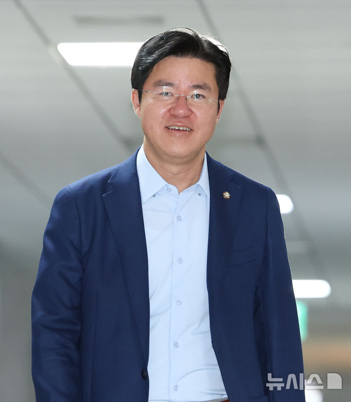 [서울=뉴시스] 김근수 기자 = 박상혁 민주당 정책위원회 사회수석부의장이 30일 오전 서울 여의도 국회 의원회관에서 열린 부동산을 포함한 당정 하반기 세제개편안 비공개 회의장으로 들어가고 있다. 2026.07.30. ks@newsis.com
