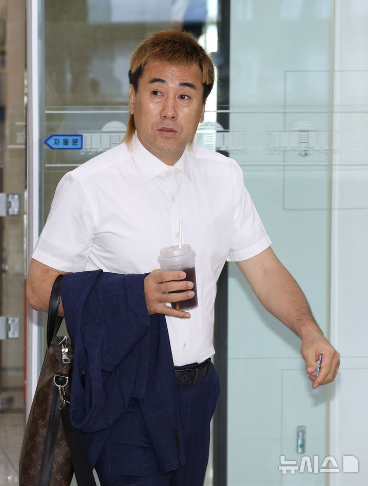 [서울=뉴시스] 고범준 기자 = 김병지 대한축구협회 부회장이 30일 서울 여의도 국회에서 열린 문화체육관광위원회 전체회의 대한축구협회에 대한 청문회에 출석하기 위해 본관으로 들어서고 있다. 2026.07.30. bjko@newsis.com