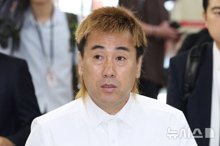 [서울=뉴시스] 고범준 기자 = 김병지 대한축구협회 부회장이 30일 서울 여의도 국회에서 열린 문화체육관광위원회 전체회의 대한축구협회에 대한 청문회에 출석하기 위해 본관으로 들어서고 있다. 2026.07.30. bjko@newsis.com