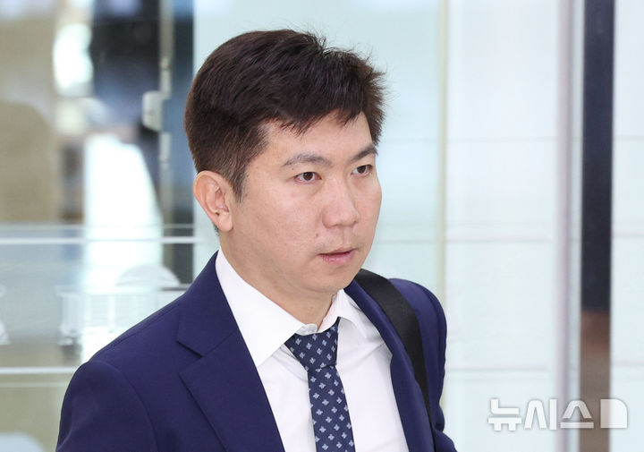 [서울=뉴시스] 고범준 기자 = 유승민 대한체육회장이 30일 서울 여의도 국회에서 열린 문화체육관광위원회 전체회의 대한축구협회에 대한 청문회에 출석하기 위해 본관으로 들어서고 있다. 2026.07.30. bjko@newsis.com