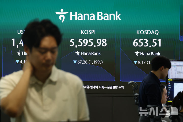 [서울=뉴시스] 고승민 기자 = 코스피가 18.53포인트(0.33%) 오른 5681.77 출발했다가 소폭 하락 및 상승하고 있는 30일 서울 하나은행 본점 딜링룸에서 관계자들이 업무를 보고 있다. 코스닥은 1.20% 내린 654.72에 출발했다. 2026.07.30. kkssmm99@newsis.com