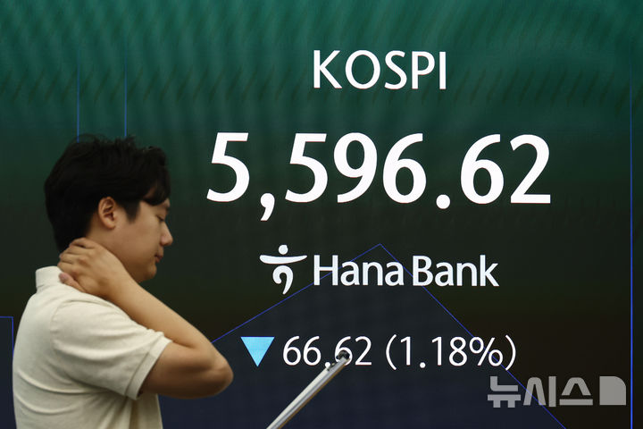 [서울=뉴시스] 고승민 기자 = 지난달 30일 서울 하나은행 본점 딜링룸에서 관계자들이 업무를 보고 있다. 2026.07.30. kkssmm99@newsis.com