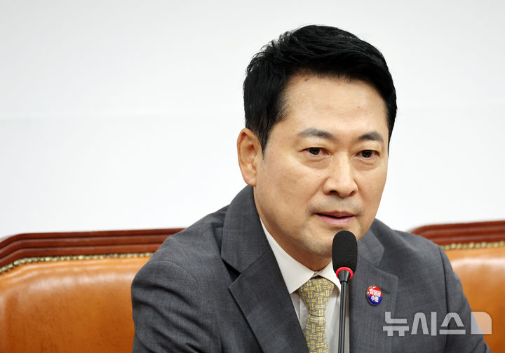 [서울=뉴시스] 최진석 기자 = 장동혁 국민의힘 대표가 30일 여의도 국회에서 열린 최고위원회의에서 발언하고 있다. 2026.07.30. myjs@newsis.om