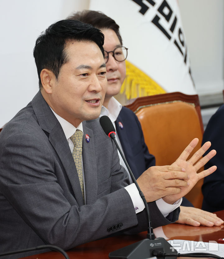 [서울=뉴시스] 최진석 기자 = 장동혁 국민의힘 대표가 30일 여의도 국회에서 열린 최고위원회의에서 발언하고 있다. 2026.07.30. myjs@newsis.om