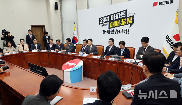 [서울=뉴시스] 최진석 기자 = 장동혁 국민의힘 대표가 30일 여의도 국회에서 열린 최고위원회의에서 발언하고 있다. 2026.07.30. myjs@newsis.om
