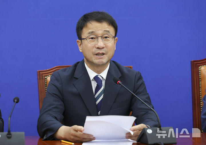 [서울=뉴시스] 김근수 기자 = 한병도 더불어민주당 당대표 직무대행 겸 원내대표가 30일 오전 서울 여의도 국회에서 열린 정책조정회의에서 발언하고 있다. 2026.07.30. ks@newsis.com