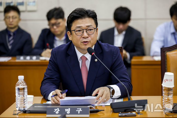 [서울=뉴시스] 정병혁 기자 = 강명구 의원이 30일 서울 여의도 국회에서 열린 국회 행정안전위원회 전체회의에서 인사말을 하고 있다. 2026.07.30. jhope@newsis.com