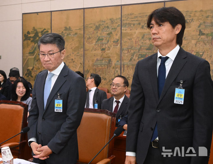 [서울=뉴시스] 국회사진기자단 = 정몽규(왼쪽) 전 대한축구협회장과 홍명보 전 축구 국가대표팀 감독이 30일 서울 여의도 국회에서 열린 문화체육관광위원회의 대한축구협회 현안 관련 청문회에 출석하고 있다. 2026.07.30. photo@newsis.com