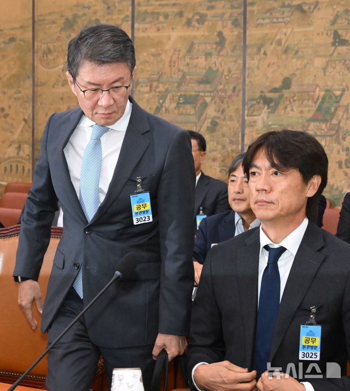 [서울=뉴시스] 국회사진기자단 = 정몽규(왼쪽) 전 대한축구협회장과 홍명보 전 축구 국가대표팀 감독이 30일 서울 여의도 국회에서 열린 문화체육관광위원회의 대한축구협회 현안 관련 청문회에 출석하고 있다. 2026.07.30. photo@newsis.com