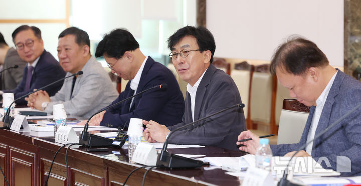[서울=뉴시스] 조수정 기자 = 정기현 의료혁신위원회 위원장이 30일 오전 서울 종로구 정부서울청사에서 열린 제8차 의료혁신위원회를 주재하고 있다. 2026.07.30. chocrystal@newsis.com