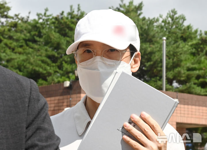 [화성=뉴시스] 김종택 기자 = 횡령·배임 혐의로 실형이 확정돼 복역 중이던 조현범 한국앤컴퍼니그룹 회장이 30일 경기 화성시 마도면 화성직업훈련교도소에서 가석방으로 출소하고 있다. 조 회장은 회사 자금을 사적으로 사용하고 법인카드를 개인 용도로 결제한 혐의와 회사 운전기사에게 배우자 수행 업무를 맡긴 혐의, 계열사 명의로 차량을 구매하거나 리스해 사용한 혐의 등으로 2023년 3월 구속기소됐다. 2026.07.30. jtk@newsis.com