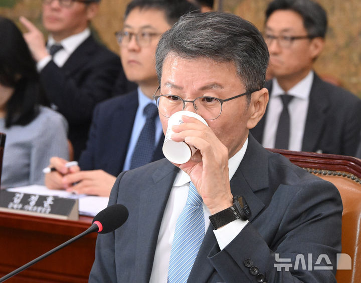 [서울=뉴시스] 국회사진기자단 = 정몽규 전 대한축구협회장이 30일 서울 여의도 국회에서 열린 문화체육관광위원회의 대한축구협회 현안 관련 청문회에서 물을 마시고 있다. 2026.07.30. photo@newsis.com