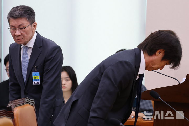 [서울=뉴시스] 국회사진기자단 = 정몽규(왼쪽) 전 대한축구협회장과 홍명보 전 축구 국가대표팀 감독이 30일 서울 여의도 국회에서 열린 문화체육관광위원회의 대한축구협회 현안 관련 청문회에 출석하고 있다. 2026.07.30. photo@newsis.com