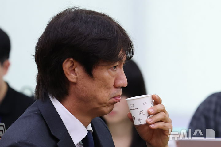 [서울=뉴시스] 국회사진기자단 = 홍명보 전 축구대표팀 감독이 30일 서울 여의도 국회에서 열린 문화체육관광위원회의 대한축구협회 현안 관련 청문회에서 물을 마시고 있다. 2026.07.30. photo@newsis.com