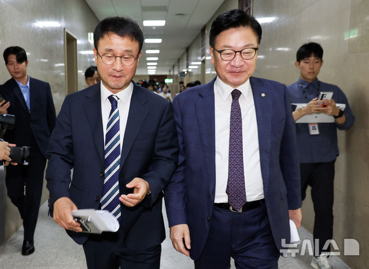 [서울=뉴시스] 최진석 기자 = 한병도(왼쪽) 더불어민주당 대표 직무대행 겸 원내대표와 정점식 국민의힘 원내대표가 30일 여의도 국회 운영위원장실을 나서고 있다. 2026.07.30. myjs@newsis.om