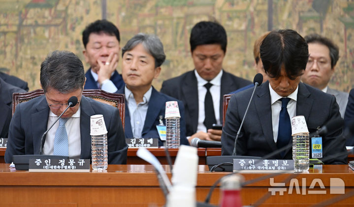 [서울=뉴시스] 국회사진기자단 = 정몽규 전 대한축구협회장과 홍명보 전 축구 국가대표팀 감독이 30일 서울 여의도 국회에서 열린 문화체육관광위원회의 대한축구협회 현안 관련 청문회에 참석해 있다. 2026.07.30. photo@newsis.com