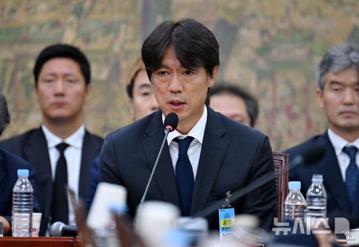 [서울=뉴시스] 국회사진기자단 = 홍명보 전 축구 국가대표팀 감독이 30일 서울 여의도 국회에서 열린 문화체육관광위원회의 대한축구협회 현안 관련 청문회에서 질문에 답하고 있다. 2026.07.30. photo@newsis.com