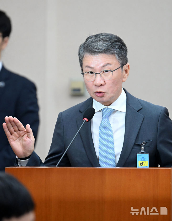 [서울=뉴시스] 국회사진기자단 = 정몽규 전 대한축구협회장이 30일 서울 여의도 국회에서 열린 문화체육관광위원회의 대한축구협회 현안 관련 청문회에서 증인선서를 하고 있다. 2026.07.30. photo@newsis.com
