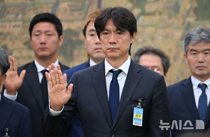 [서울=뉴시스] 국회사진기자단 = 홍명보 전 축구 국가대표팀 감독이 30일 서울 여의도 국회에서 열린 문화체육관광위원회의 대한축구협회 현안 관련 청문회에서 증인선서를 하고 있다. 2026.07.30. photo@newsis.com