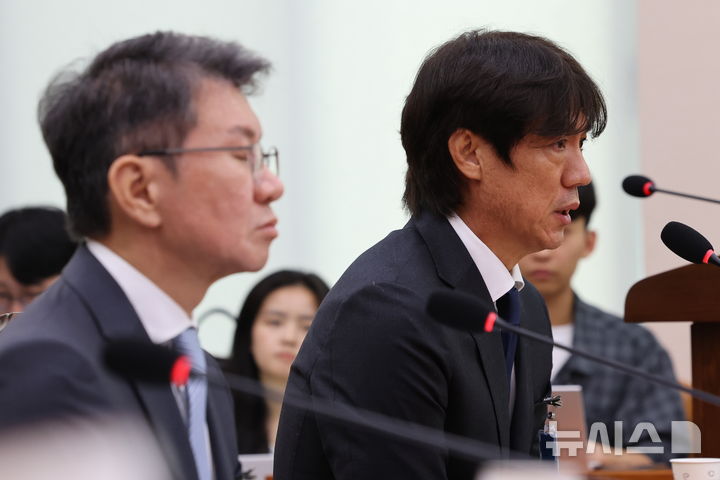 [서울=뉴시스] 국회사진기자단 = 홍명보 전 축구 국가대표팀 감독이 30일 서울 여의도 국회에서 열린 문화체육관광위원회의 대한축구협회 현안 관련 청문회에서 질문에 답하고 있다. 2026.07.30. photo@newsis.com
