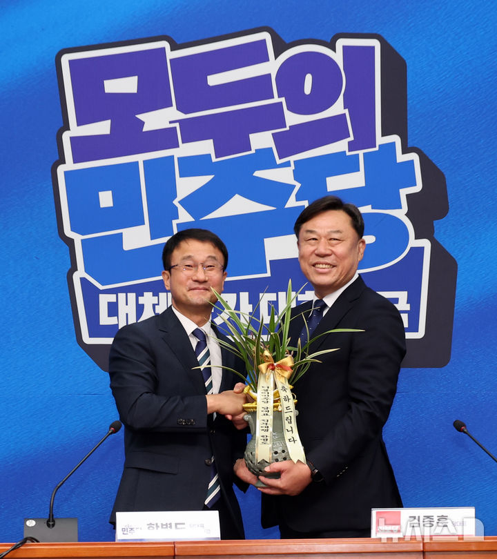 [서울=뉴시스] 최진석 기자 = 한병도(왼쪽) 더불어민주당 대표 직무대행 겸 원내대표가 30일 여의도 국회에서 김종훈 진보당 대표를 접견하며 축하 난을 전달하고 있다. 2026.07.30. myjs@newsis.om