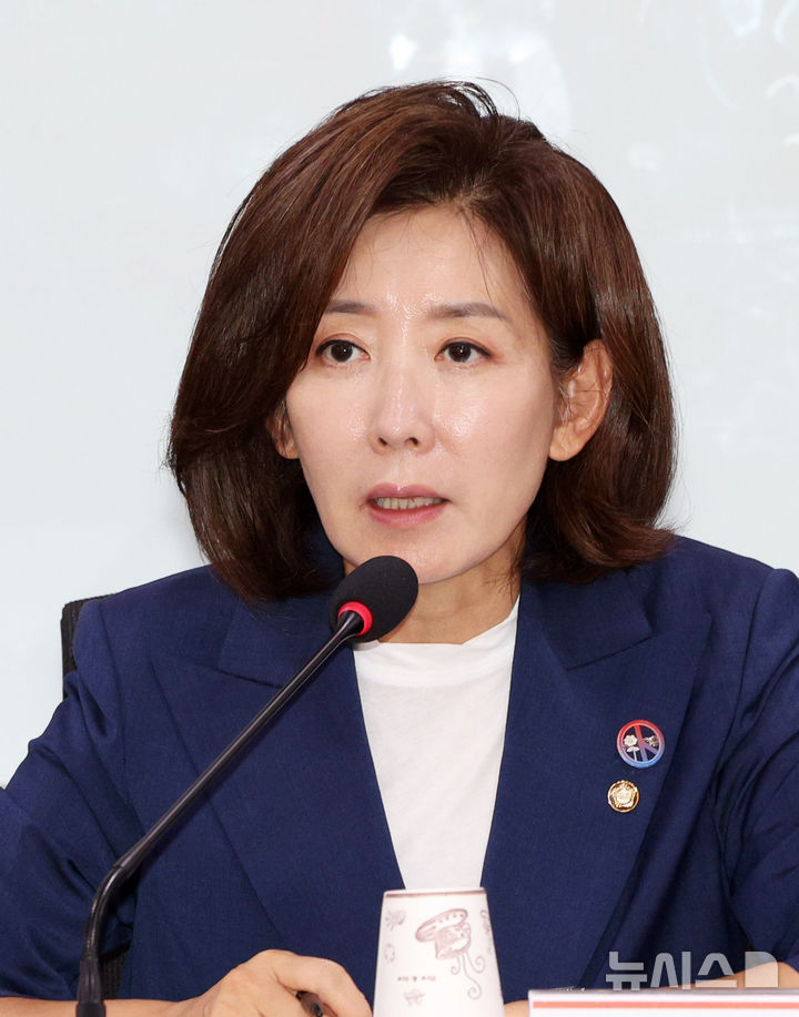 [서울=뉴시스] 고범준 기자 = 나경원 국민의힘 의원이 30일 서울 여의도 국회 의원회관에서 열린 노란봉투법 주52시간 규제 부작용과 국민 일자리 보호를 위한 노동 정책의 미래 토론회에서 발언하고 있다. 2026.07.30. bjko@newsis.com