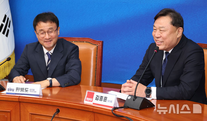 [서울=뉴시스] 최진석 기자 = 김종훈(오른쪽) 진보당 대표가 30일 여의도 국회에서 한병도 더불어민주당 대표 직무대행 겸 원내대표를 예방하며 발언하고 있다. 2026.07.30. myjs@newsis.om