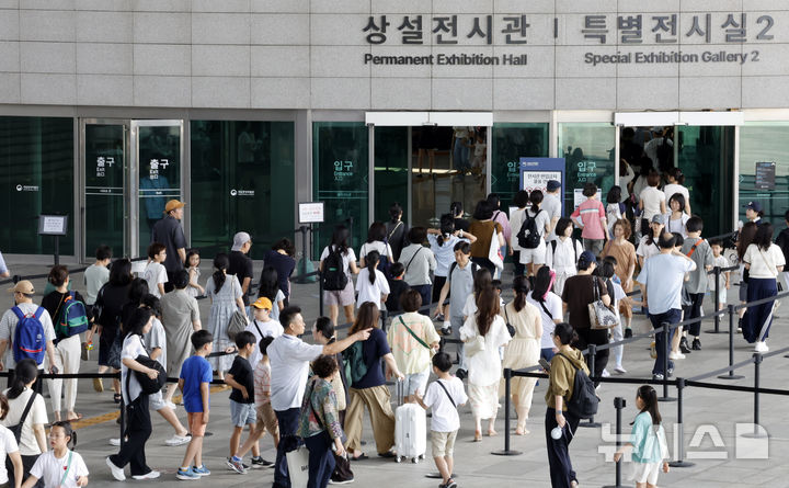 [서울=뉴시스] 김혜진 기자 = 방학과 휴가철을 맞아 관람객이 몰린 30일 서울 용산구 국립중앙박물관을 찾은 관람객들이 입장하기 위해 줄을 서고 있다. 2026.07.30. jini@newsis.com