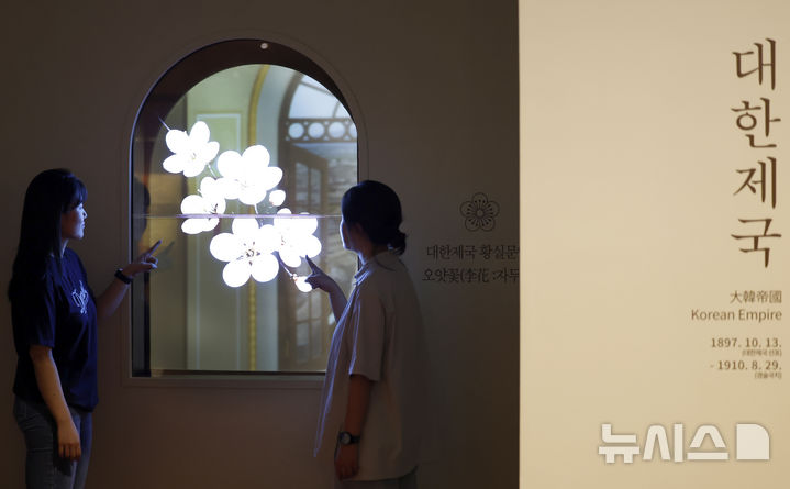 [서울=뉴시스] 김혜진 기자 = 30일 서울 용산구 국립중앙박물관에서 열린 대한제국실 개편 재개관 언론공개회에서 참석자들이 작품을 둘러보고 있다. 2026.07.30. jini@newsis.com